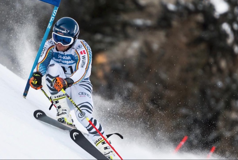 Spraying snow past a gate in a super-G