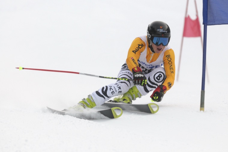 Giant slalom run in the yellow team suit